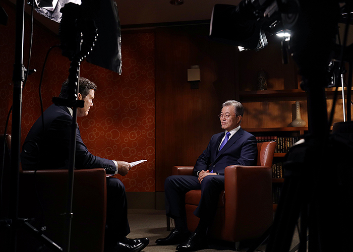 El presidente Moon Jae-in habla en una entrevista con Fox News en el Parker New York Hotel el 25 de septiembre.
